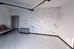 LOCALE COMMERCIALE IN STRADA PRINCIPALE - ALTA VIS