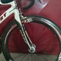 Bici tutta in carbonio molto leggera pesa7.5kg