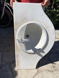 Lavabo in ceramica con piano in marmo
