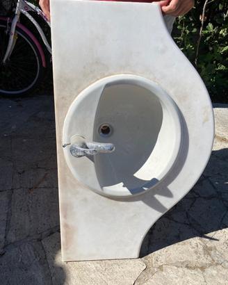Lavabo in ceramica con piano in marmo