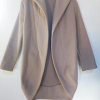 Cappotto beige con tasche e cappuccio 