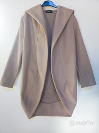 Cappotto beige con tasche e cappuccio 
