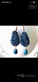 orecchini pendenti blu con brillantini blu