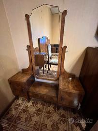 Antico specchio con cassetti