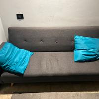 Divano(letto) con cuscini e puff contenitore