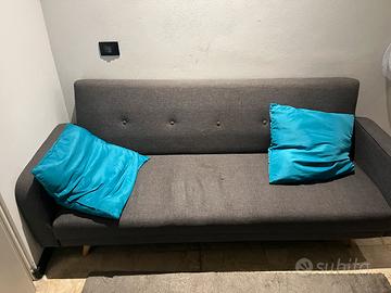 Divano(letto) con cuscini e puff contenitore