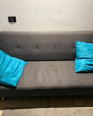 Divano(letto) con cuscini e puff contenitore