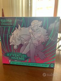 Pokemon Set Allenatore ETB Avventure Insieme Nuovo