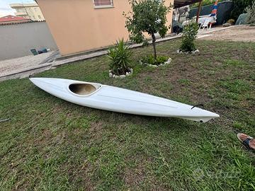 canoa in vetroresina bianca senza pagaia