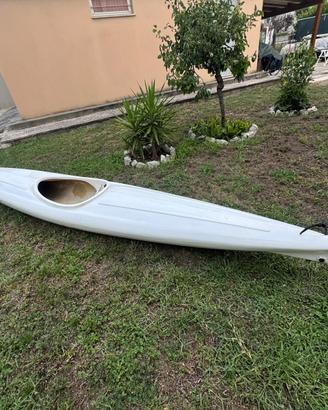 canoa in vetroresina bianca senza pagaia