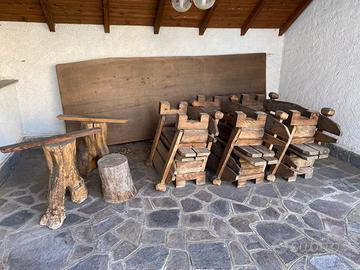 Tavolo in legno completo di panche