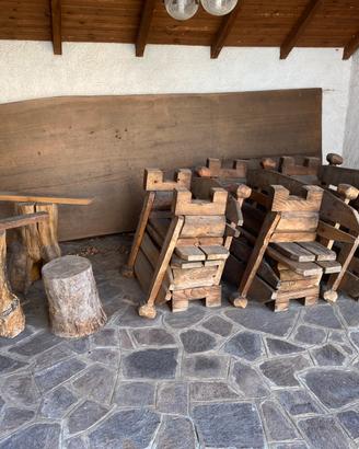 Tavolo in legno completo di panche