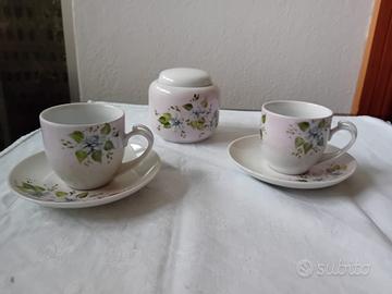 Coppia di tazzine in porcellana dipinte a mano