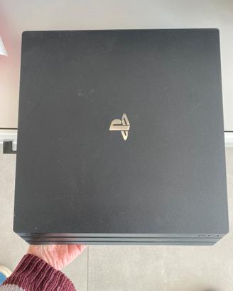 Play station 4 pro 1TB + 6 giochi + 2 controller