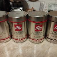 barattoli di caffè Illy in chicci