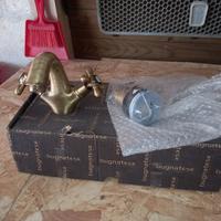 rubinetto lavabo e porta sapone