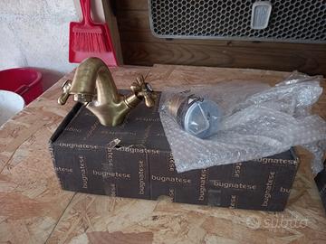 rubinetto lavabo e porta sapone