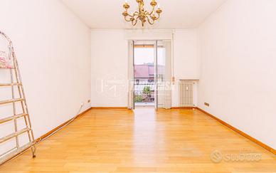 TRILOCALE AMPIO CON BOX AUTO