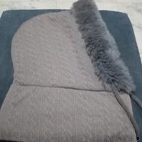 Cappello con pelliccia e scaldacollo. 