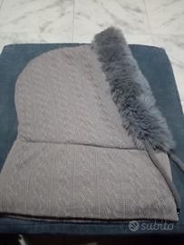Cappello con pelliccia e scaldacollo. 