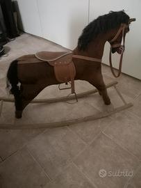 Cavallo a dondolo fatto a mano in legno