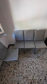 Set di 4 sedie in ecopelle grigia — moderne