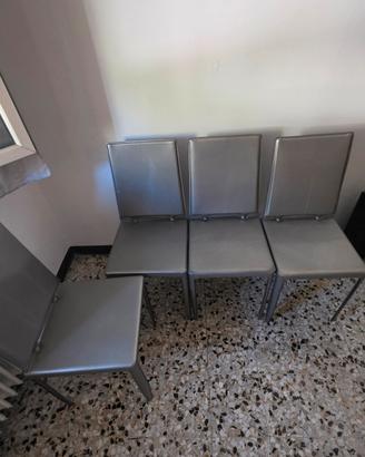 Set di 4 sedie in ecopelle grigia — moderne