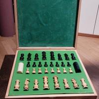 scacchiera legno con scacchi