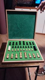 scacchiera legno con scacchi