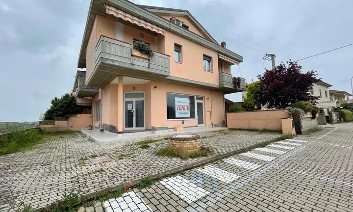 NEGOZIO CON MAGAZZINO