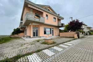 NEGOZIO CON MAGAZZINO