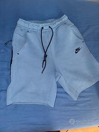 comodissimo pantaloncino Nike Tech ultimo modello