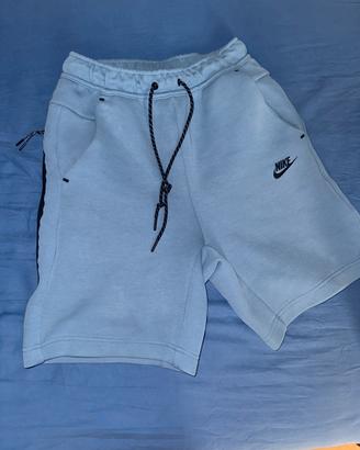 comodissimo pantaloncino Nike Tech ultimo modello