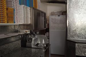 Pizzeria con forno a legno attrezzata