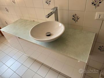 Mobile bagno con lavandino e specchio
