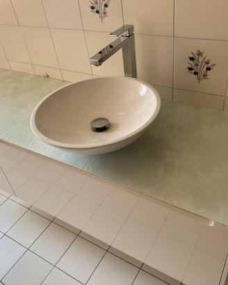 Mobile bagno con lavandino e specchio