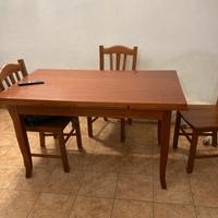 Tavolo in legno con sedie