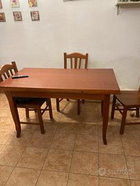 Tavolo in legno con sedie