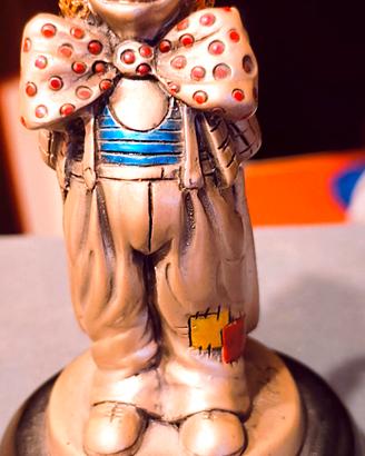 statuetta pagliaccio con fiori dietro la schiena f