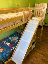Letto a castello con scivolo