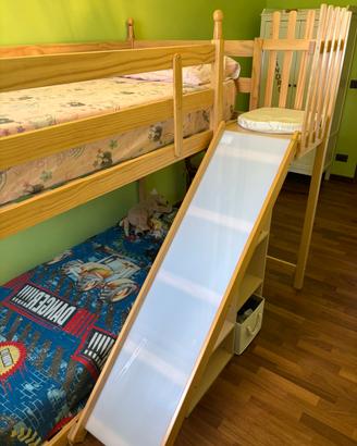 Letto a castello con scivolo
