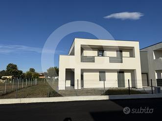 Trifamiliare di testa con ampio giardino privato e