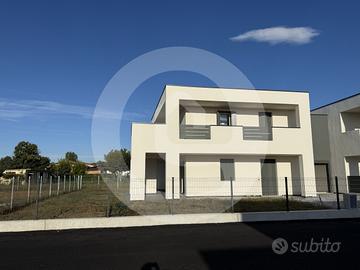 Trifamiliare di testa con ampio giardino privato e