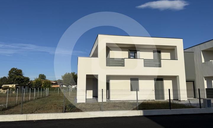 Trifamiliare di testa con ampio giardino privato e