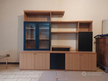 Mobile con ante, cassetti e ripiani