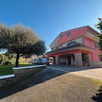 Villa singola ideale per due famiglie