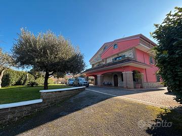 Villa singola ideale per due famiglie