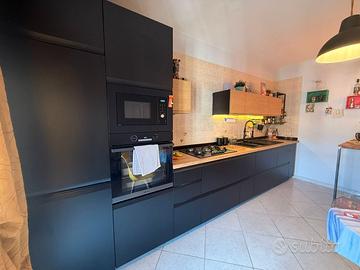 Cucina moderna lineare con elettrodomestici
