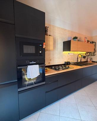 Cucina moderna lineare con elettrodomestici