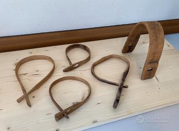 Antichi collari in legno per caprette